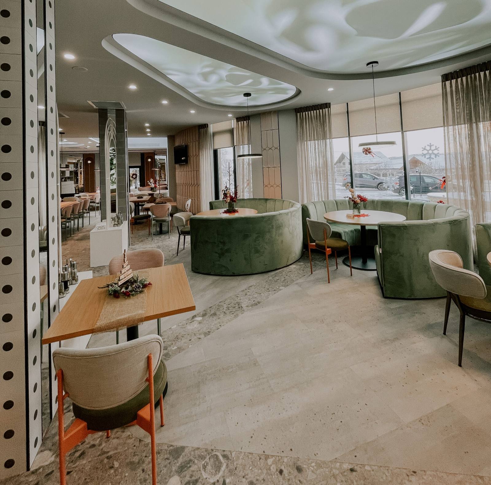 Zona de lounge a restaurantului Coroana