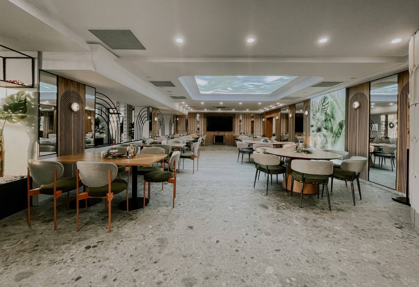 Salonul reamenajat al restaurantului Coroana